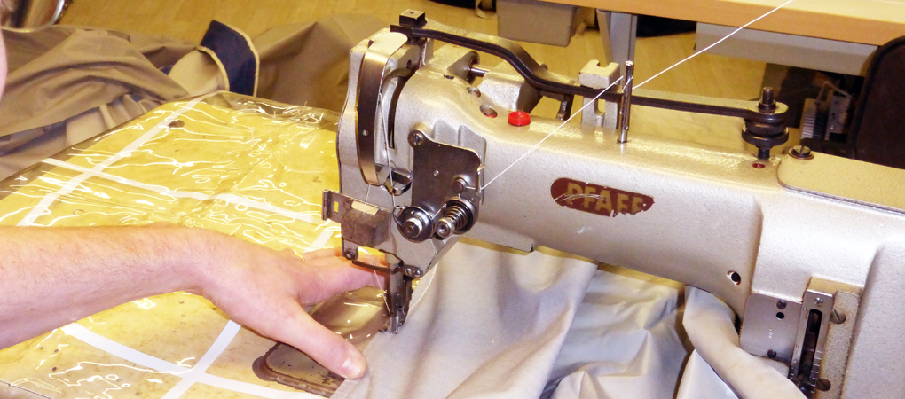 Reparatie van tent en tentrits met professionele naaimachine voor een klant in België en Brabant